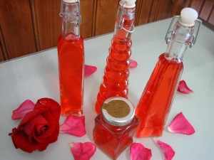 Des roses rouges pour fabriquer du vinaigre de rosat pour prendre soin de votre visage
