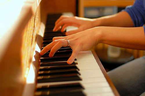 Clavier de piano sale ? Utilisez cette astuce simple pour lui redonner sa blancheur Comment nettoyer les touches de votre piano
