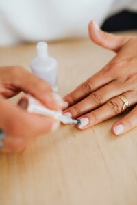 Habillez vos mains d'un joli verni à ongles 2 astuces pour vos ongles