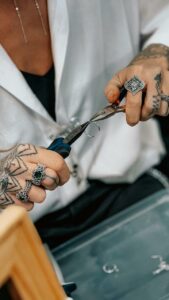 Redonnez de l'éclat à vos bijoux en argent Astuce pour nettoyer et faire briller vos bijoux en argent