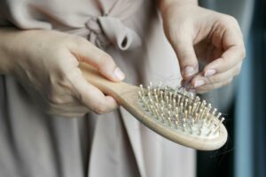 Une astuce pour nettoyer votre brosse à cheveux