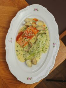Saumon avec sa sauce hollandaise Un délice ! Saumon avec sa sauce hollandaise
