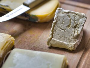 Une astuce simple avec du vinaigre pour conserver votre fromage plus longtemps