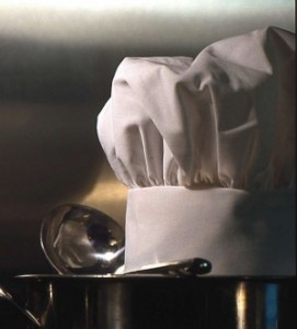 La toque d'un cuisinier posée sur une marmite