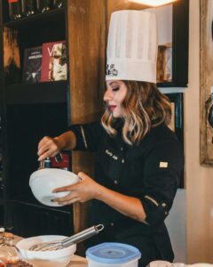 Cheffe qui cuisine un dessert
